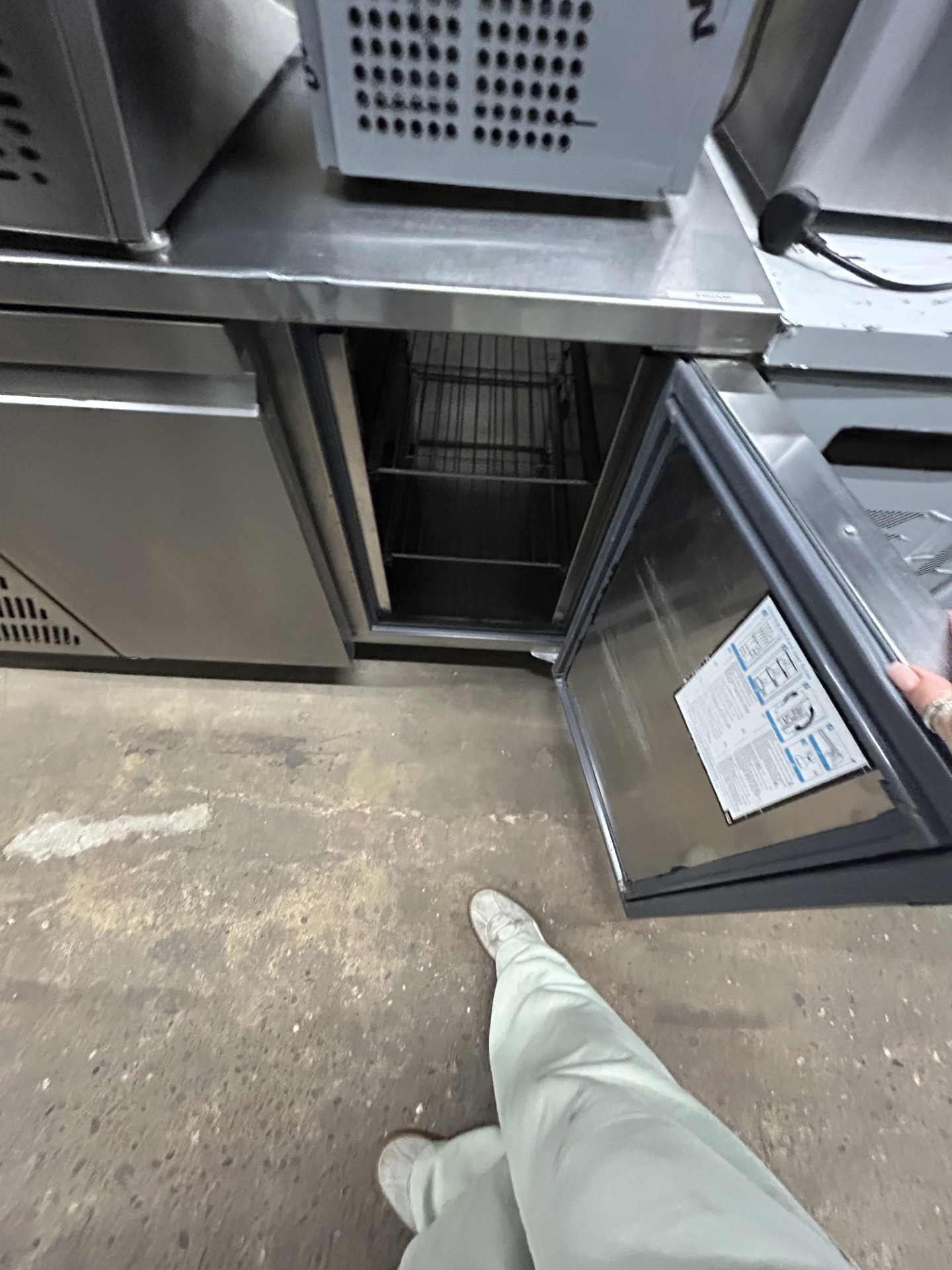 🔥 REFURBISHED WILLIAMS 2 DOOR BENCH FRIDGE 🔥 - Image 3
