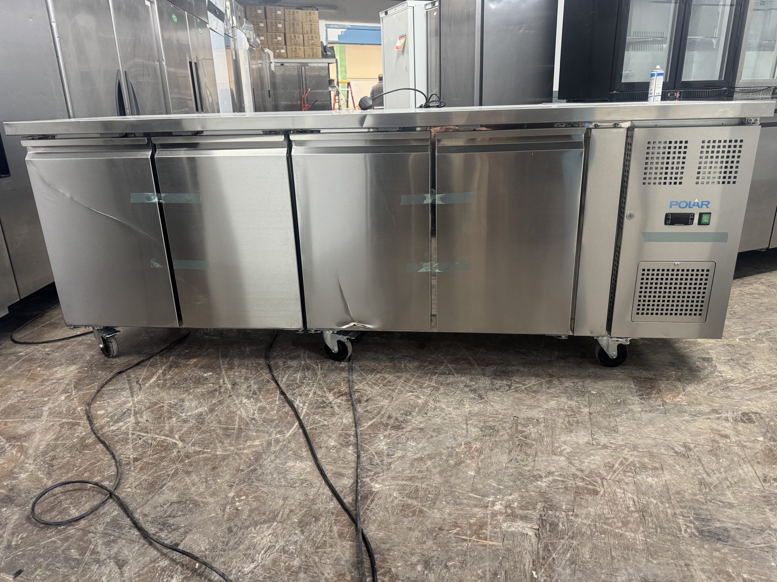 Polar U-Series Four Door Counter Fridge 553Ltr - Image 6