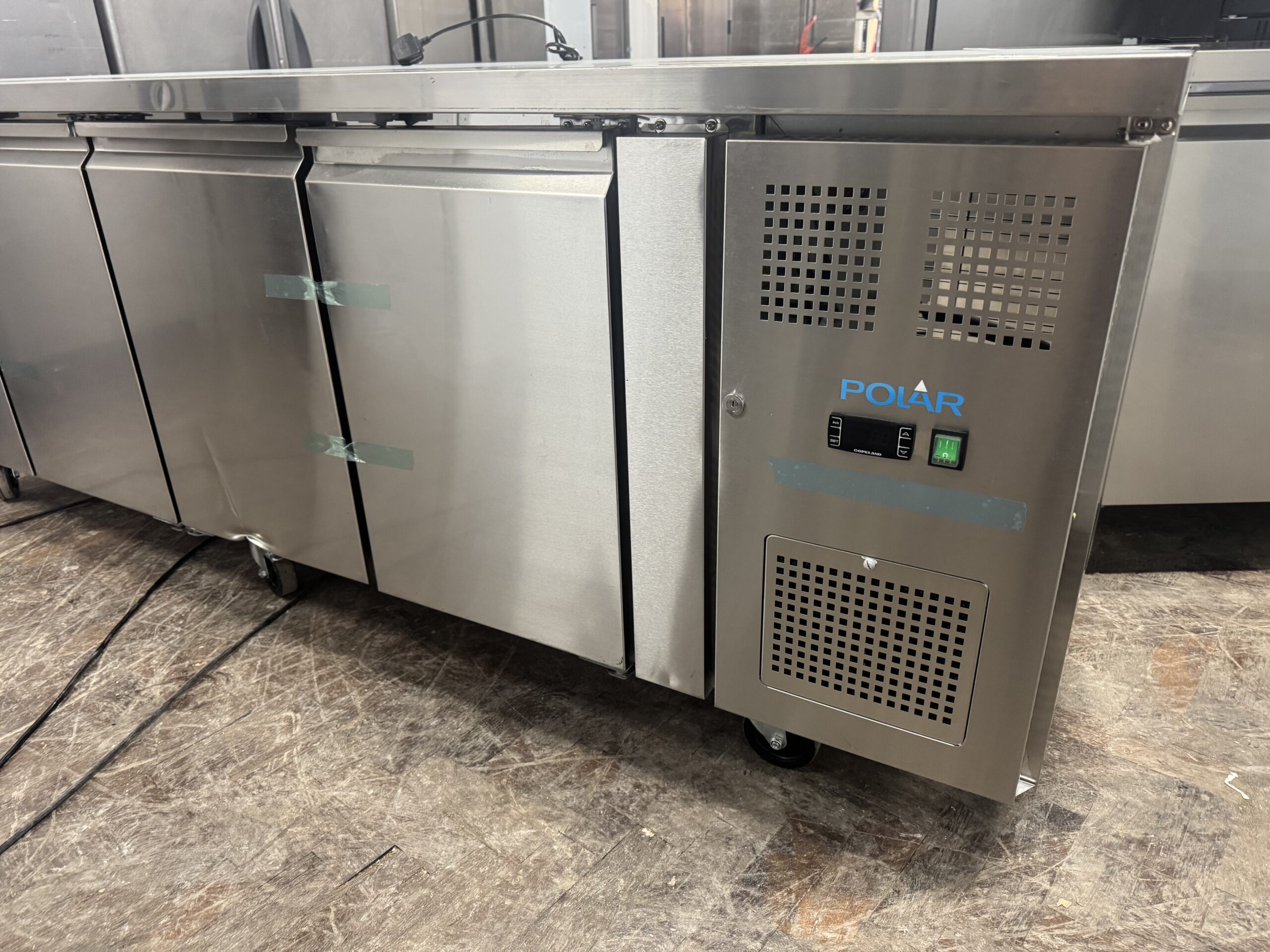 Polar U-Series Four Door Counter Fridge 553Ltr - Image 2