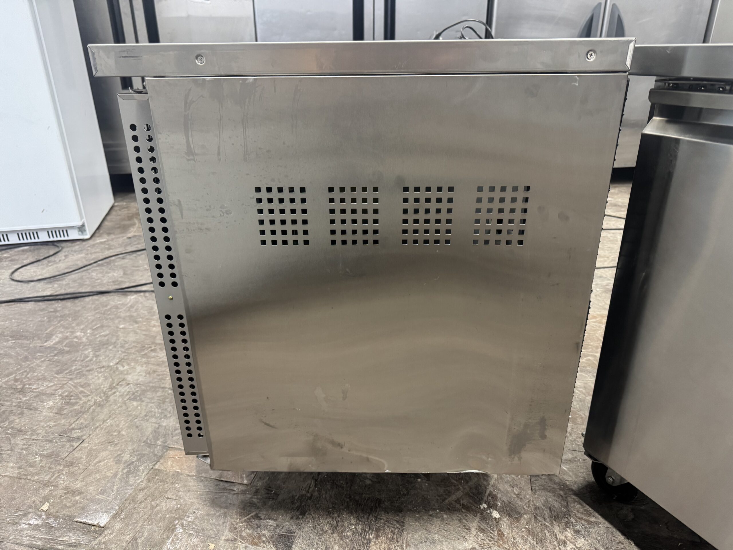 Polar U-Series Four Door Counter Fridge 553Ltr - Image 3