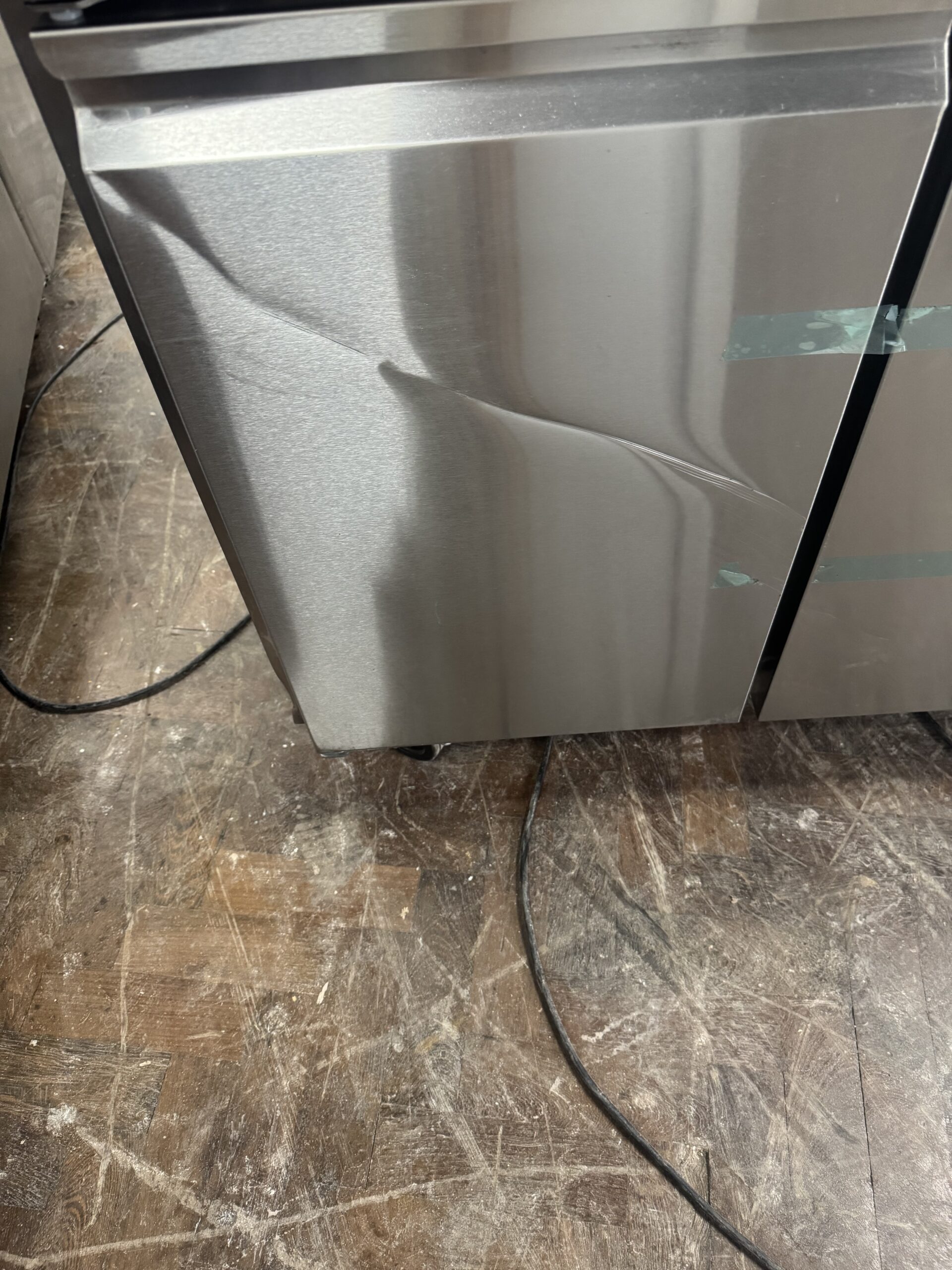 Polar U-Series Four Door Counter Fridge 553Ltr - Image 5